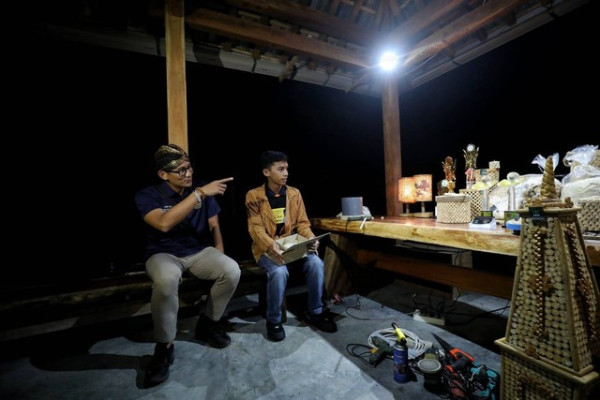 Sulap Limbah Jagung Jadi Kerajinan, Sandiaga Bantu Pemuda Asal Kulon Progo