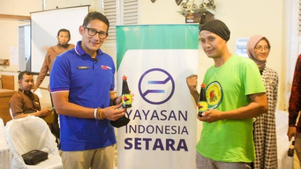 Sandiaga Uno Beri Bantuan Modal Usaha 50 Angkringan Tegal dan Jogja