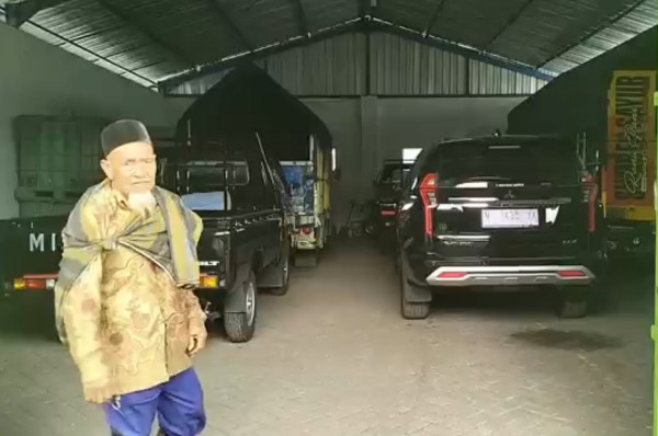 Heboh Mbah Kerto, Kakek 103 Tahun Bawa Uang Sekarung untuk Beli Mobil Mewah
