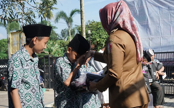Bupati Winarti Beri Bantuan 12 Unit Motor, 1 Unit Ambulance dan Dana untuk Pondok Pesantren