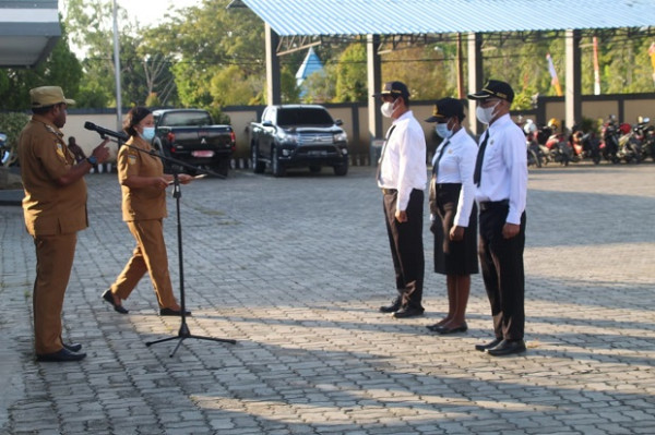 Bupati Keerom Serahkan SK-CPNS Jalur K-2 Pada 2018