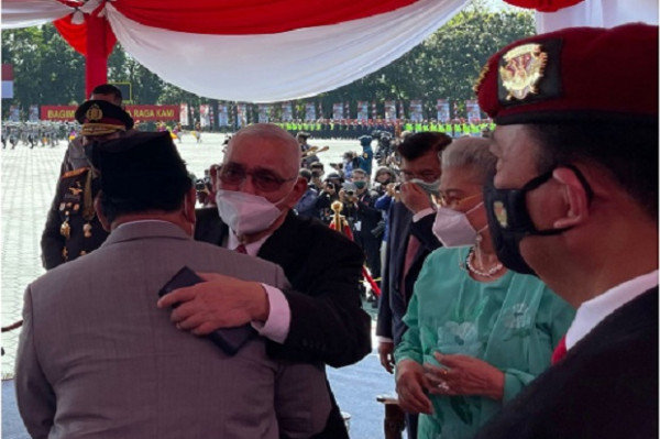Momen Prabowo Beri Hormat Jokowi hingga Peluk Try Sutrisno pada Hari Bhayangkara ke-76