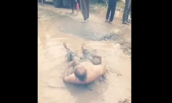 Viral! Pria Mandi Lumpur Protes Jalan Rusak di Lampung Selatan