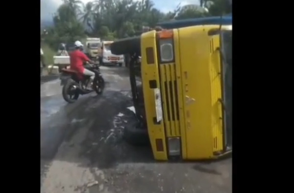 Viral! Pria Mandi Lumpur Protes Jalan Rusak di Lampung Selatan