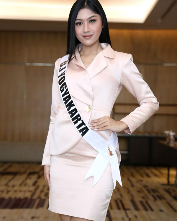 3 Potret Cantik Erina Gudono yang Digandeng Kaesang Pangarep ke Kondangan