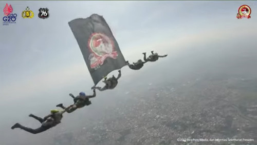Sinergi TNI-Polri di HUT Ke-76 Bhayangkara, Terjun Payung Kibarkan Bendera