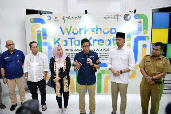 Saat Sandiaga Uno Ditantang Bikin Sambal Buruak Khas Minang