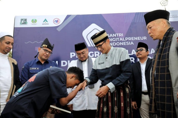 Sandiaga Uno Bagikan Tips Investasi dengan Konsep Fast ke Santri Tanah Datar