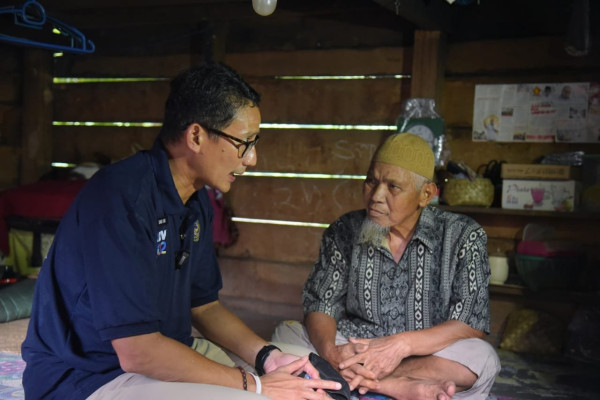 Saat Kunjungan ke Desa Wisata, Sandiaga Bantu Kakek Rajin Ngaji ke Dokter THT