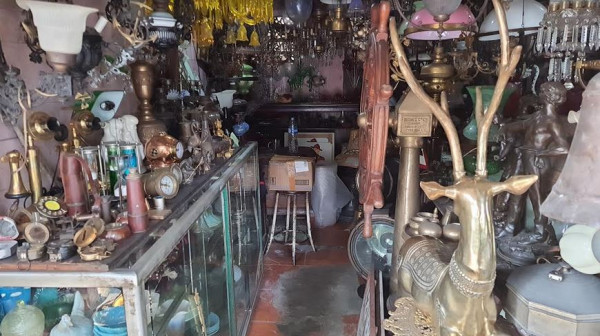 Geliat Pasar Antik Jalan Surabaya Menteng, Surga Kolektor Barang-barang Kuno