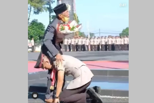 Membanggakan! Anak Sopir Angkot Lulus Pendidikan Bintara Polisi dengan Nilai Tertinggi
