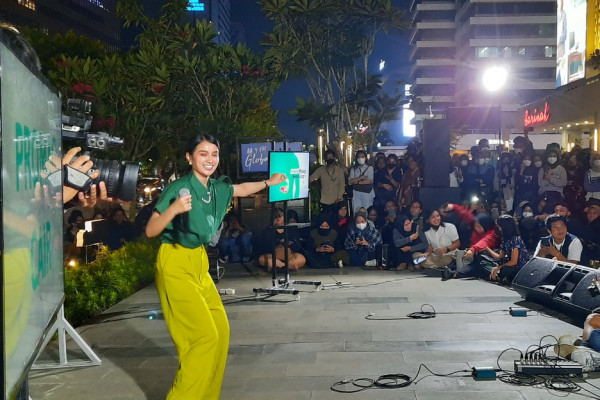 Penyanyi Keke Puas Biasa Ajak Penonton Nyanyi Bareng di Twit Kustik Global Radio