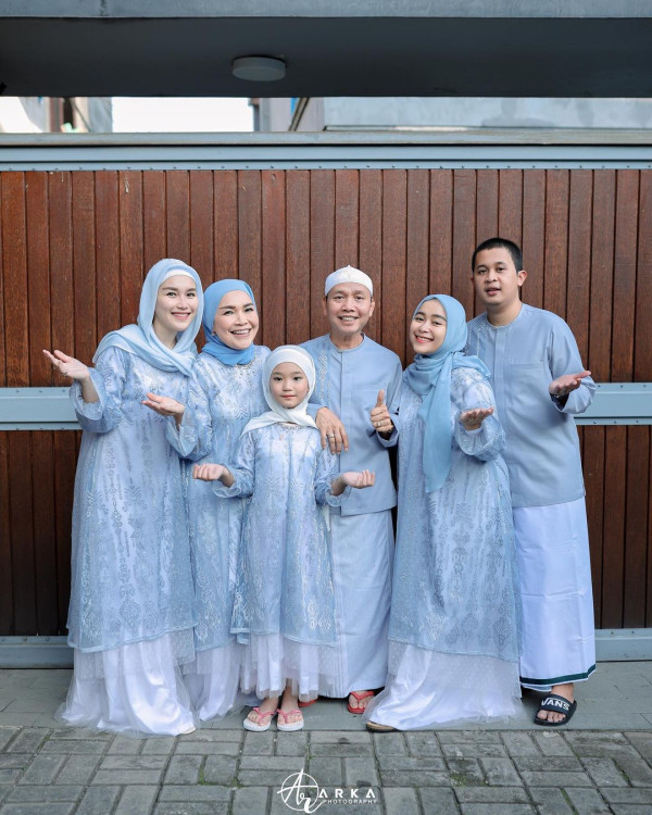 Ayu Ting Ting Rayakan Idul Adha Bareng Keluarga, Tampil Kompak Serba Biru