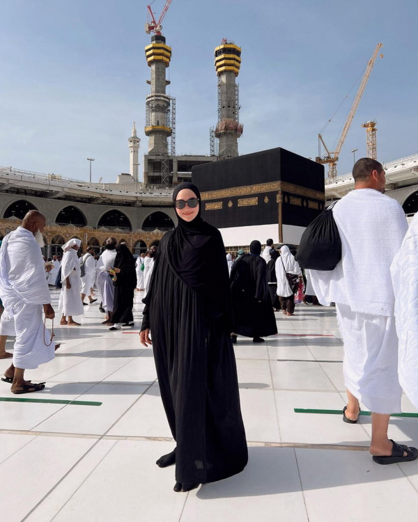 Sejumlah Artis Indonesia yang Naik Haji Tahun Ini, Nomor 3 Sempat Khawatir Gagal Berangkat