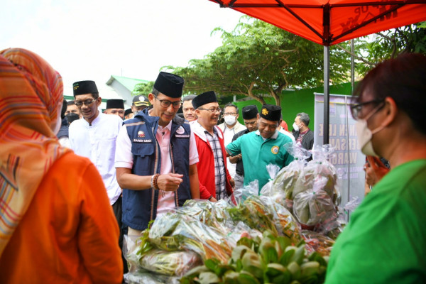 Program Juragan Lele Lalap, Sandiaga Panen Ratusan Kilogram Bareng Warga di Cakung