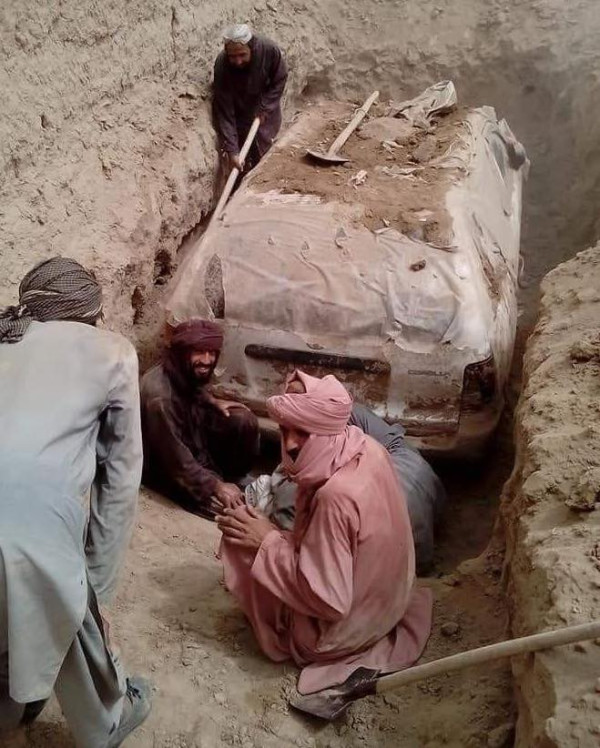 Taliban Gali Kuburan Toyota Corolla Milik Mullah Omar untuk Dimasukkan ke Museum