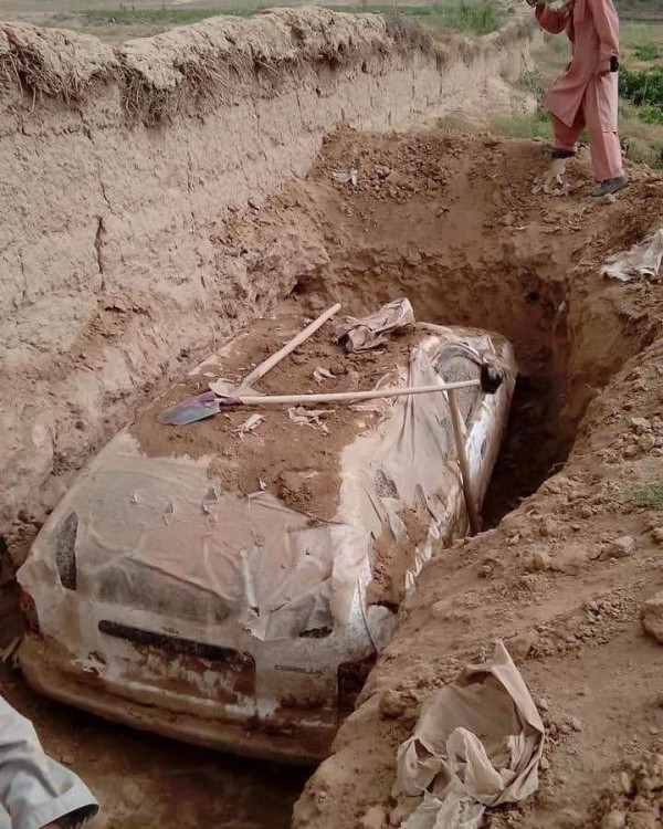 Taliban Gali Kuburan Toyota Corolla Milik Mullah Omar untuk Dimasukkan ke Museum