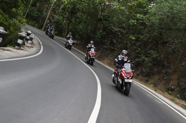 6 Tips Mengendarai Motor Matik di Tanjakan dan Turunan