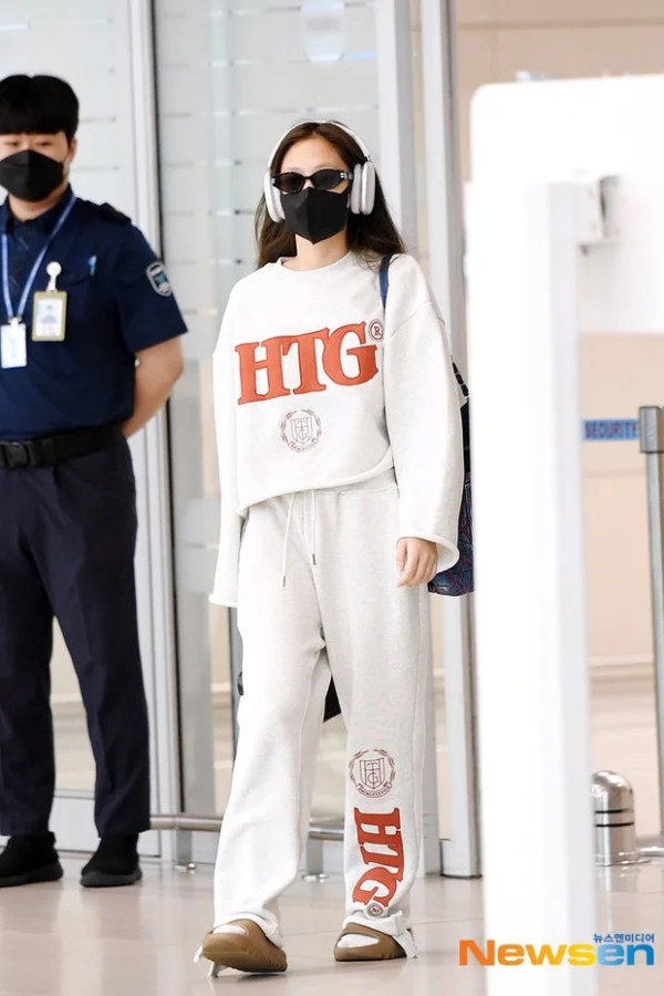 Adu Gaya Jennie BLACKPINK dan Song Hye Kyo di Bandara, Siapa Lebih Keren?