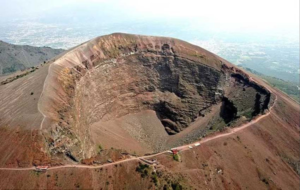 Gara-gara Ponsel, Turis AS Jatuh ke Kawah Gunung Berapi Vesuvius di Italia