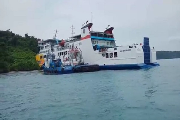 Dramatis 3 Jam Evakuasi KMP Batu Mandi di Bakauheni Gagal, Tali Sling Tugboat Putus