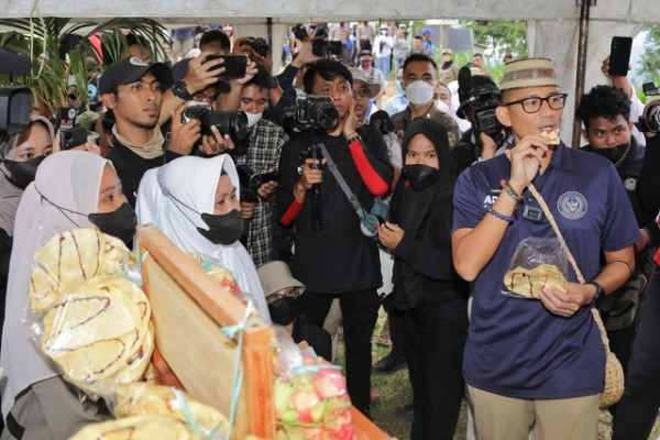 Momen Sandiaga Ditantang Bikin Nama Kerupuk Ubi Produksi Emak-emak di Gorontalo