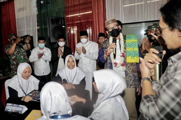 Sandiaga Beri Edukasi dan Dukung Santri di Kalsel Bikin Konten Digital