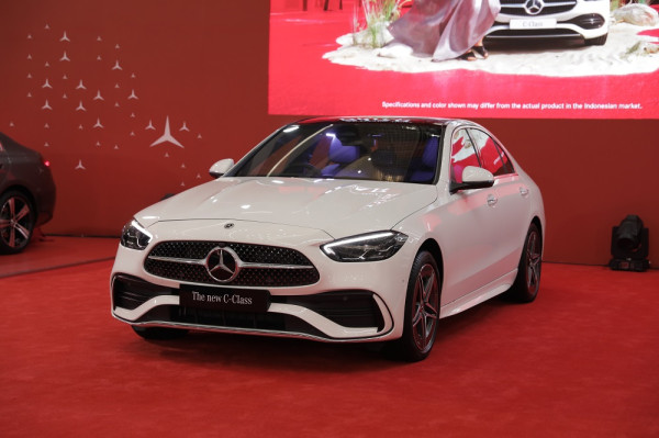 Mercedes-Benz C-Class 2022 Meluncur, Sekali Isi Bensin Rp1,4 Juta