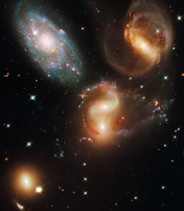 Komparasi Teleskop Angkasa Hubble vs James Webb, Hasilnya Beda Banget!
