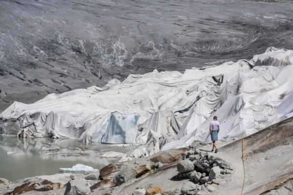 Gletser di Pegunungan Alpen Ditutup Selimut untuk Lindungi dari Panas Ekstrem