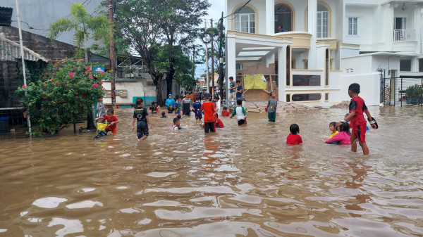Keseruan Anak-anak Bermain di Tengah Banjir: Asyik, Kapan Lagi Bisa Begini