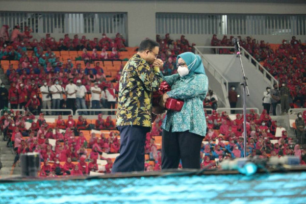 Momen Romantis Anies Berikan Bunga dan Nyanyikan Lagu 'Aku Makin Cinta' untuk Istri Tercinta