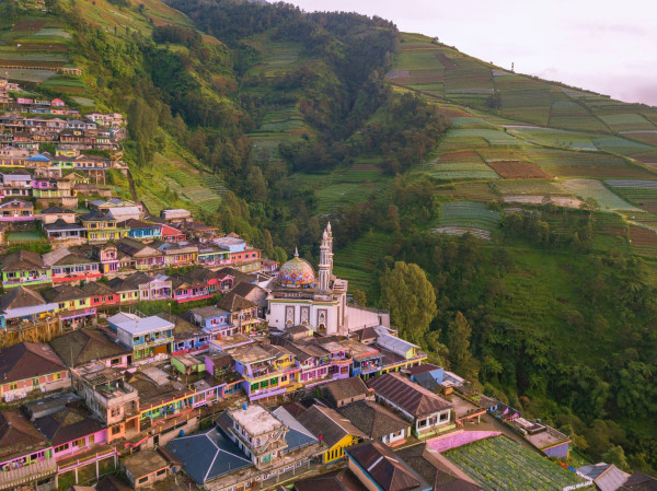 6 Tempat Wisata Populer di Indonesia, Ada Nepal Van Java