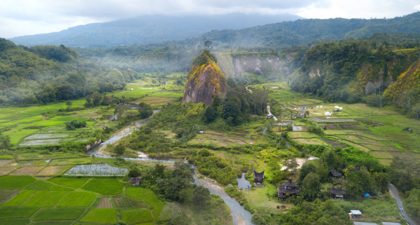 6 Tempat Wisata Populer di Indonesia, Ada Nepal Van Java
