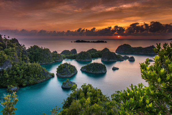 6 Tempat Wisata Populer di Indonesia, Ada Nepal Van Java