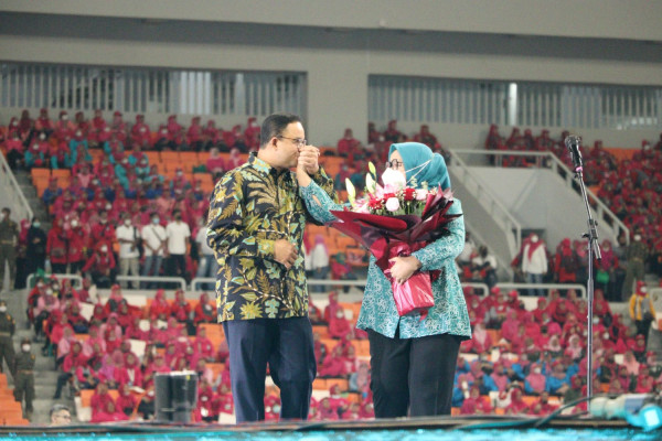 Momen Romantis Anies Berikan Bunga dan Nyanyikan Lagu 'Aku Makin Cinta' untuk Istri Tercinta