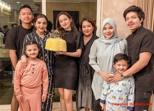 5 Artis Indonesia Ini Kompak dengan Anak Sambung, Nomor 4 seperti Teman Sebaya