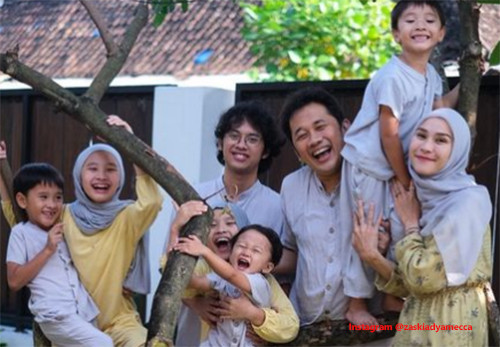 5 Artis Indonesia Ini Kompak dengan Anak Sambung, Nomor 4 seperti Teman Sebaya