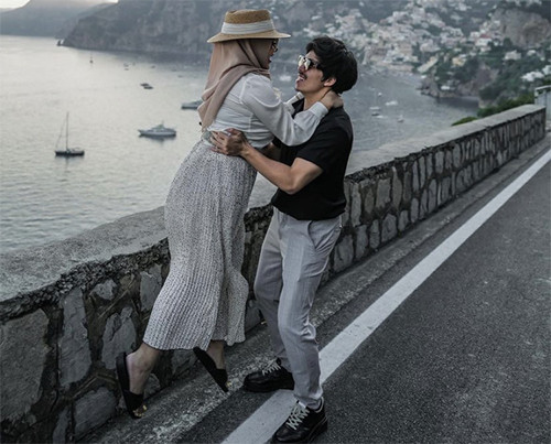 Potret Mesra Aurel Hermansyah dan Atta Halilintar di Italia, Ada Pose 21 Tahun ke Atas