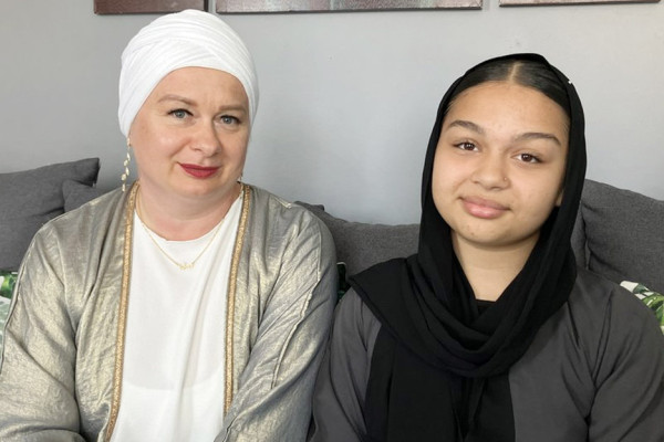 Anaknya Dikeluarkan dari Kelas karena Tato Henna, Ibu di Inggris Naik Darah