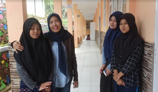 Miris! Siswa dan Guru di Gegerbitung Sukabumi Jalan Kaki Berjam-jam Menuju Sekolah