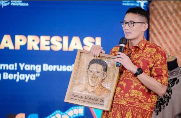 Sandiaga Uno Puji Karya Kreatif Pengukir Kayu Tunawicara