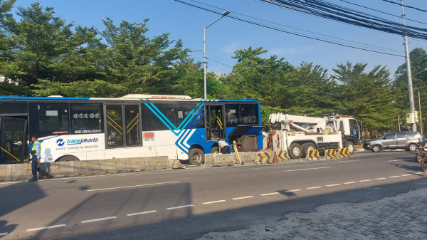 Tabrak Separator, Begini Penampakan Bus Transjakarta Rute Pinang Ranti-Pluit