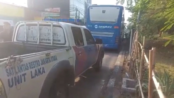 Tabrak Separator, Begini Penampakan Bus Transjakarta Rute Pinang Ranti-Pluit