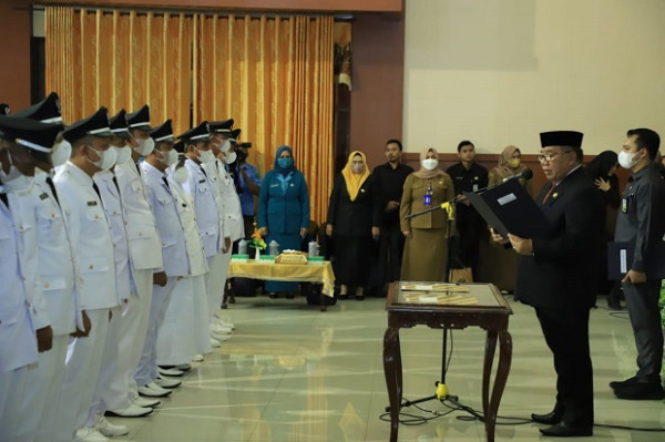 Lantik 40 Kepala Desa, Plt Bupati HSU Pesan Jalankan Tugas dan Fungsi Penuh Tanggung Jawab