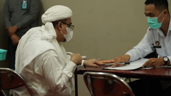 Penampakan Habib Rizieq di Kemenkumham, Teken Bebas Bersyarat