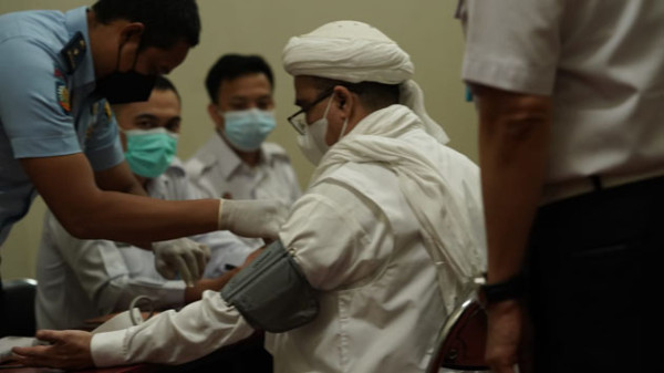 Penampakan Habib Rizieq di Kemenkumham, Teken Bebas Bersyarat