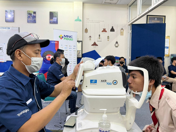 MNC Peduli Bersama Essilor Gelar Pemeriksaan Mata dan Bagikan Kacamata Gratis di Sekolah SMART Ekselensia Bogor