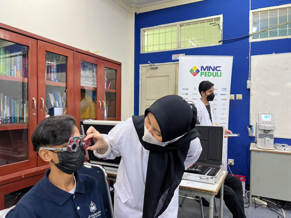 MNC Peduli Bersama Essilor Gelar Pemeriksaan Mata dan Bagikan Kacamata Gratis di Sekolah SMART Ekselensia Bogor