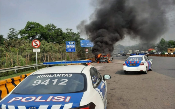 Nissan Grand Livina Ludes Terbakar di Tol Jagorawi